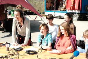 En exclusivité ! Radio Girafe (radio des collégiens de Montcuq) – Interview des Ogres de Barback ! avant leur spectacle à guichet fermé “Pittocha” sous chapiteau…